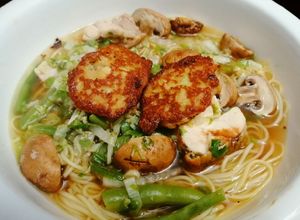Una foto de Ramen de Pechuga Rostizada & Torrejones de Pollo