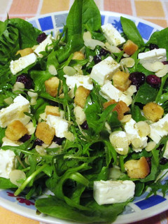Una foto de Ensalada de espinaca bio y diente de león silvestre con queso griego