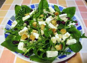 Foto principal de Ensalada de espinaca bio y diente de león silvestre con queso griego