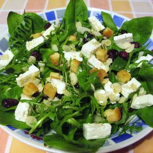 Ensalada de espinaca bio y diente de león silvestre con queso griego