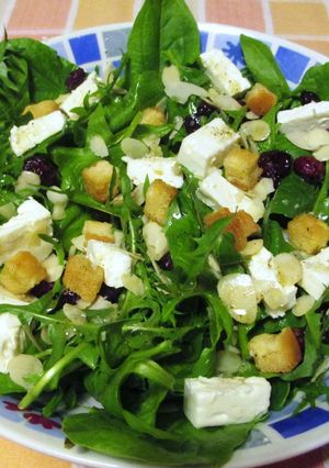 Foto principal de Ensalada de espinaca bio y diente de león silvestre con queso griego