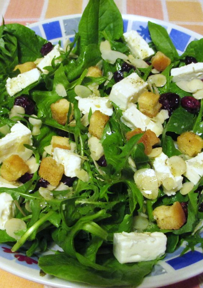 Una foto de Ensalada de espinaca bio y diente de león silvestre con queso griego