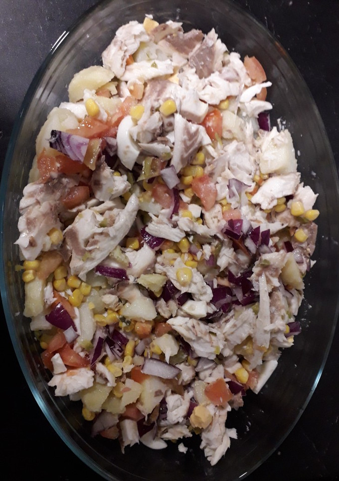 Una foto de Ensalada de patata y dorada