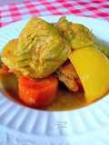 Pollo en salsa de limón encurtido y zanahorias dulces orgánicas