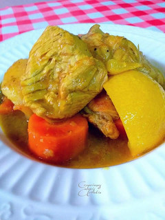 Una foto de Pollo en salsa de limón encurtido y zanahorias dulces orgánicas