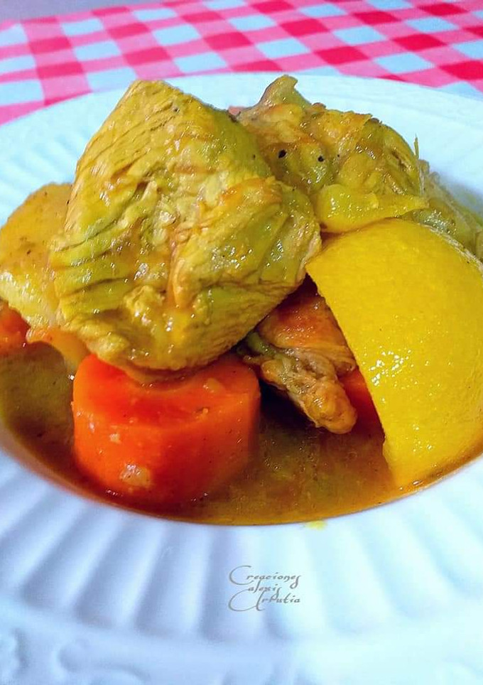 Una foto de Pollo en salsa de limón encurtido y zanahorias dulces orgánicas