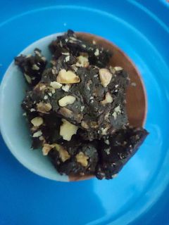ઇન્સ્ટન્ટ ચોકલેટી અખરોટ ફજ (Instant Chocolaty Walnut Fudge Recipe In Gujarati) રેસીપી મુખ્ય ફોટો