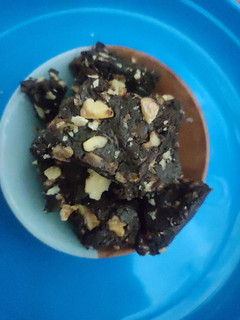 ઇન્સ્ટન્ટ ચોકલેટી અખરોટ ફજ (Instant Chocolaty Walnut Fudge Recipe In Gujarati) રેસીપી મુખ્ય ફોટો