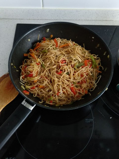 Una foto de Fideos chinos con gambas