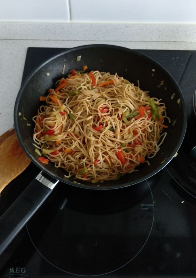Una foto de Fideos chinos con gambas