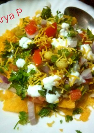 A picture of Dahi Ragda Puri Chaat.