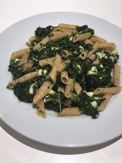 Una foto de Plumas integrales con espinacas y queso fresco