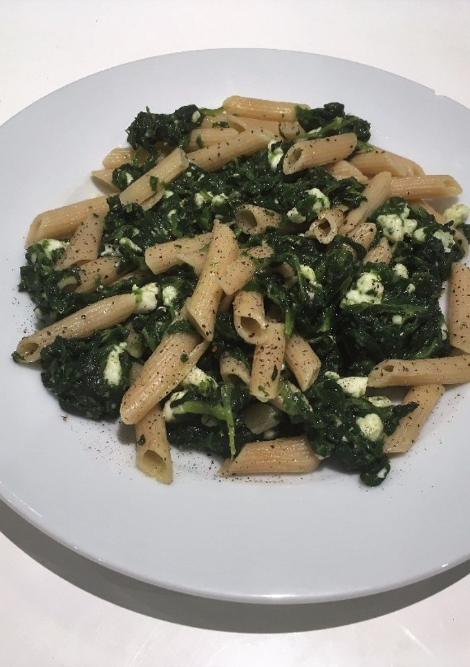 Una foto de Plumas integrales con espinacas y queso fresco