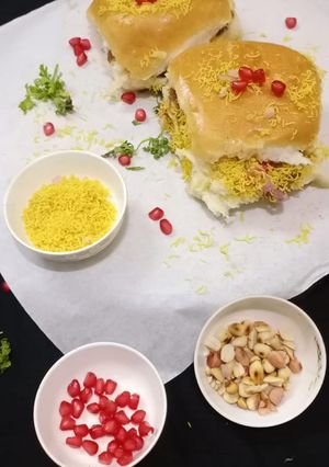 A picture of Kutchi dabeli.