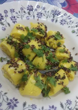 A picture of Khandvi.