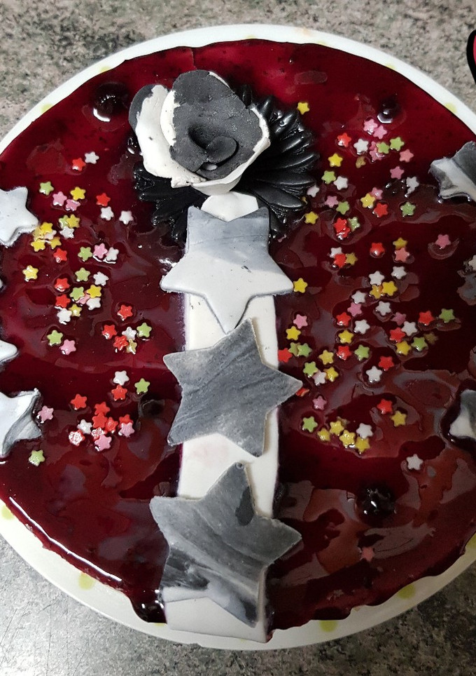 Una foto de Mousse de queso y cobertura de mermelada de arándanos