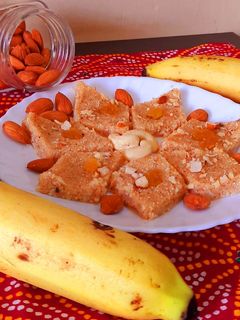 सूजी की बर्फी (Suji ki barfi recipe in Hindi) रेसिपी मुख्य फोटो