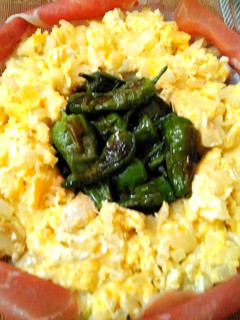 Una foto de Turbante de huevos revueltos con cebolla padrón y jamón