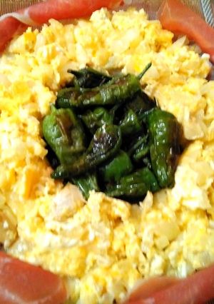 Foto principal de Turbante de huevos revueltos con cebolla padrón y jamón