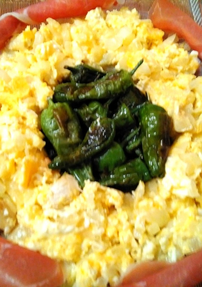Una foto de Turbante de huevos revueltos con cebolla padrón y jamón