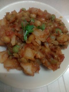 பச்சைபட்டாணி உருளை மசாலா வறுவல் (Pachai pattani urulai masala varuval recipe in tamil) செய்முறை முக்கிய புகைப்படம்