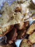 Pescado frito y buñuelos de lechuga