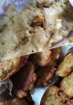 Una foto de Pescado frito y buñuelos de lechuga