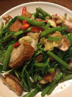 รูปของ ผัดผักบุ้งหมูกรอบ