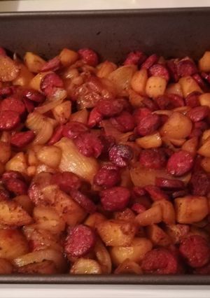 Tepsis burgonya, debreceni kolbásszal recept fotója