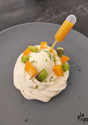 Une photo de Pavlova glacée aux fruits exotiques