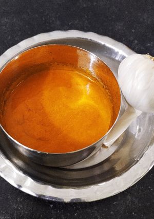 A picture of Garlic Chutney.