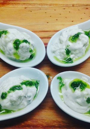 Una foto de Cucharitas de queso azul, pera y nuez con esencia de rúcula