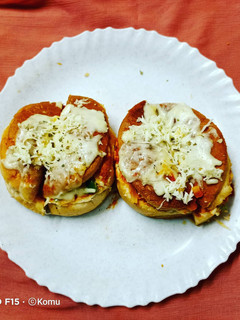 पिज़्ज़ा बर्गर (pizza burger recipe in Hindi) रेसिपी मुख्य फोटो