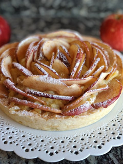 Una foto de Tarta de crema pastelera, dulce de leche y manzana🍎🤩😍😋