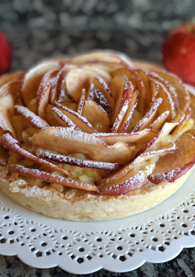Una foto de Tarta de crema pastelera, dulce de leche y manzana🍎🤩😍😋