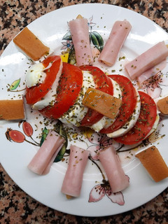 Una foto de Tomate con mozzarella y otras cositas