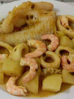 Una foto de Guiso de bacalao, calamares y langostinos