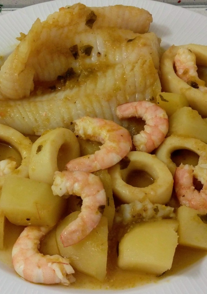 Una foto de Guiso de bacalao, calamares y langostinos