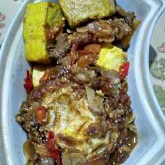 A picture of Tahu Telor Ceplok Bumbu Tauco (pedess).