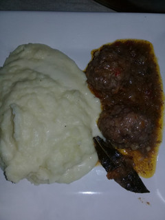 Una foto de Albóndigas con puré de papas!🍛