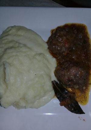 Una foto de Albóndigas con puré de papas!🍛