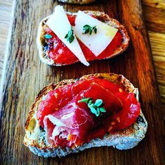 A picture of Pan con Tomate.