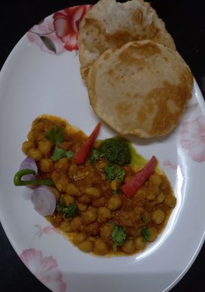 छोले भटूरे (chole bhature recipe in Hindi) रेसिपी मुख्य फोटो