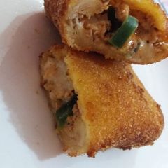 A picture of Cheesy capsicum and chicken bread rolls.