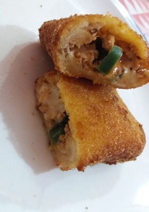 A picture of Cheesy capsicum and chicken bread rolls.