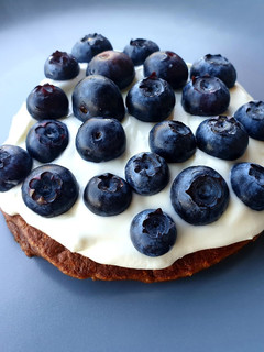 Una foto de Tortitas de cacao con yogur y arándanos