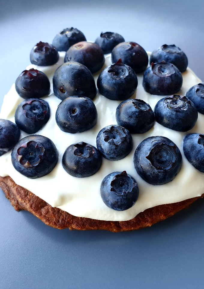 Una foto de Tortitas de cacao con yogur y arándanos