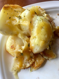 Una foto de Papa con queso cheddar