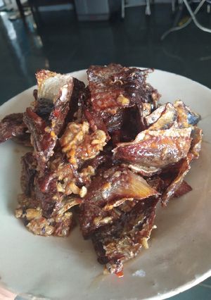 Hình của món Khô cá trích cháy tỏi ớt.