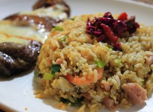 Una foto de YAKIMESHI (ARROZ FRITO ESTILO JAPONÉS)
